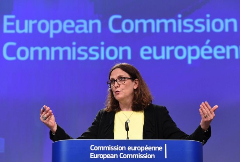 EU:n kauppakomissaari Cecilia Malmström kertoi autotulliasiasta europarlamentaarikoille torstaina Brysselissä. LEHTIKUVA/AFP