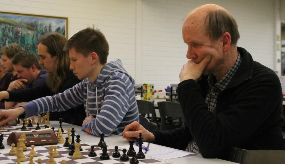 Hiljattain eläkkeelle jääneellä Pekka Myllysellä (oik.) on nyt aikaa shakille. Markus Laakkonen (kesk.) voitti kuitenkin pikashakin B-sarjan.