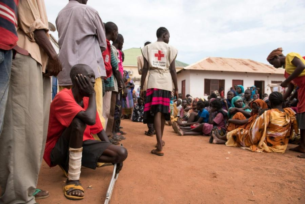 Eteläsudanilaiset pakolaiset odottavat rekisteröintiä Punaisen Ristin leirillä. LEHTIKUVA/AFP