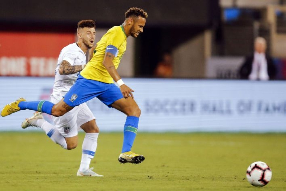 Neymar viimeisteli osuman Yhdysvaltojen verkkoon lauantain vastaisena yönä Suomen aikaa pelatussa maaottelussa. LEHTIKUVA/AFP