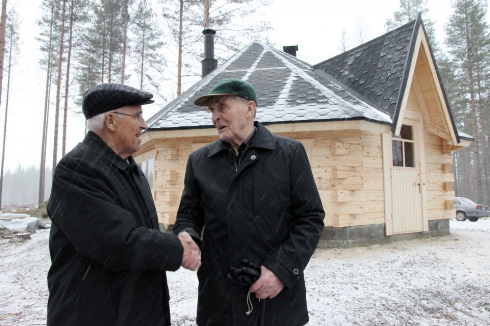 Sotaveteraanit Olavi Tiittanen ja Johannes Moisseinen paiskasivat kättä Jukolan motin uuden kodan kupeessa sunnuntaina. Molemmat ehtivät palvella alueella jatkosodan aikana.