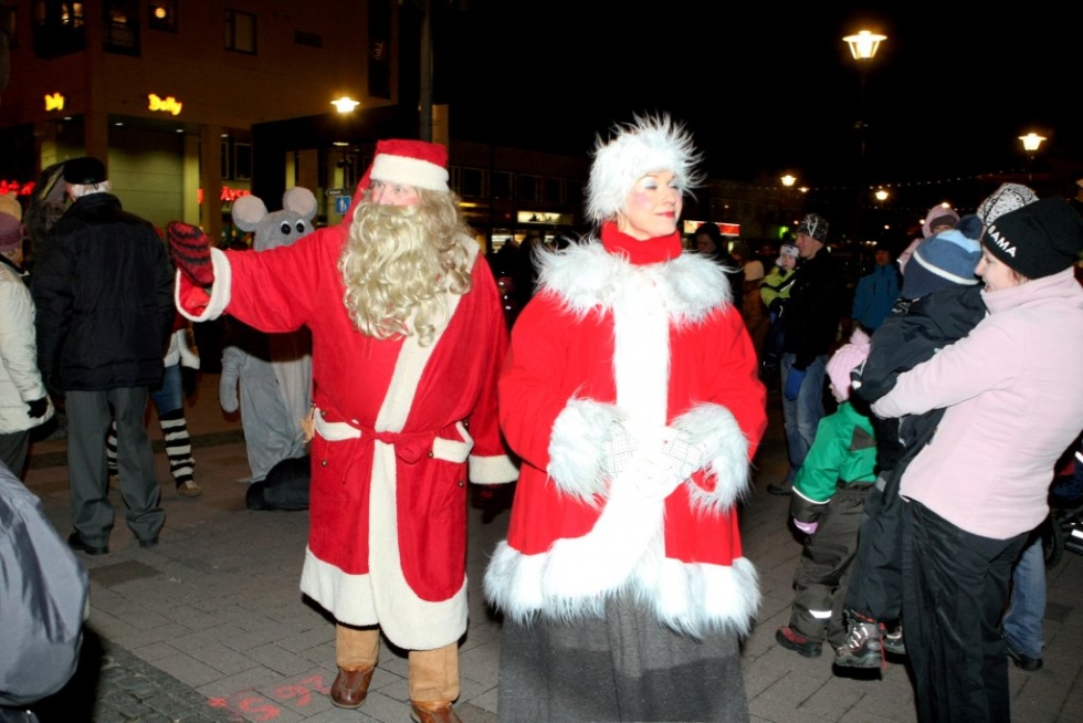 Joulupukki ja -muori avaavat perinteisesti joulun Joensuussa.