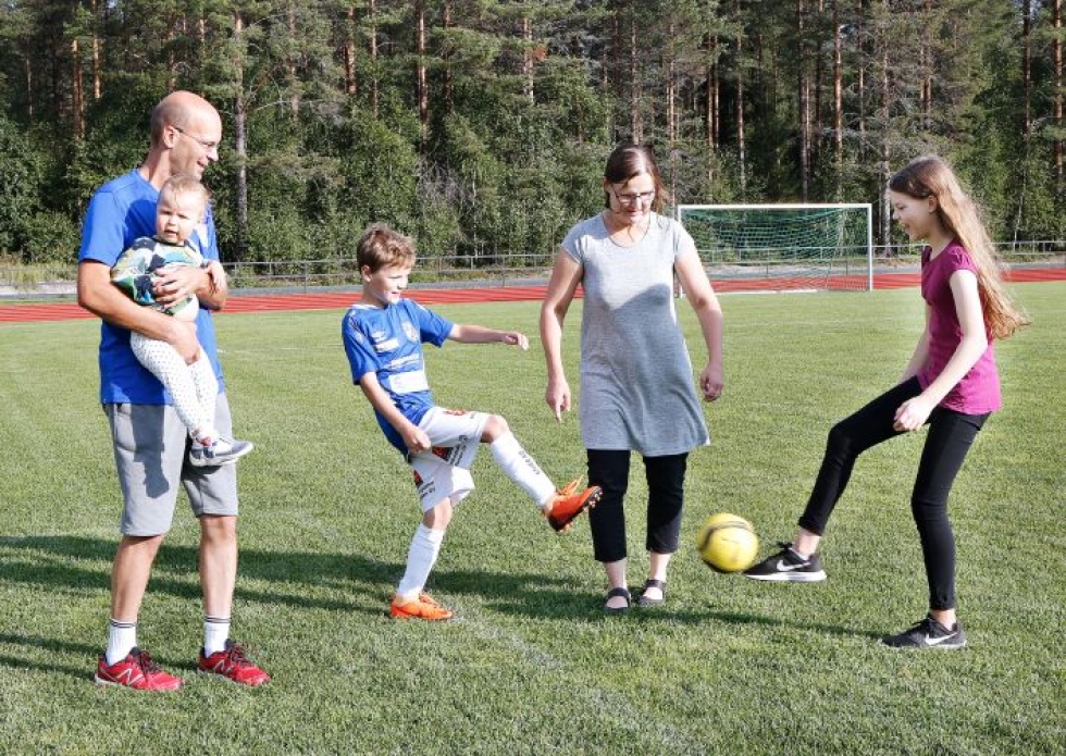 Jalkapallo on Salmen perheelle mieluinen harrastus kotipihalla ja nurmikentällä. Oton turnaukseen lämmittelemässä olivat viikko sitten Ilkka, Miisa, Otto, Jaana ja Moona.