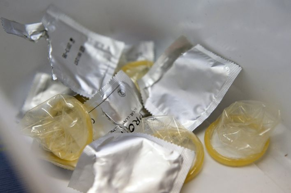 Seksitaudeilta voi suojautua vain käyttämällä kondomia.