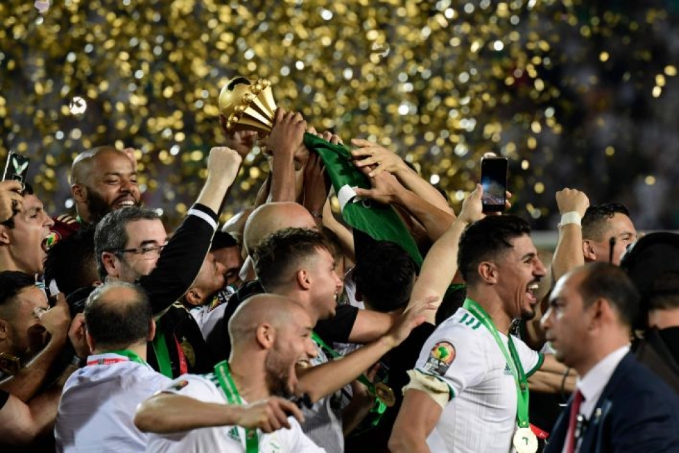 Algerialaiset juhlivat mestaruuspokaalin kanssa Kairossa. Lehtikuva / AFP