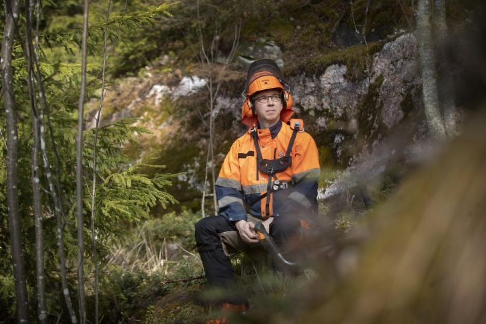 Metsän kannattavuus on omissa käsissä. On osattava tehdä oikeat asiat oikeaan aikaan, sanoo metsäyrittäjä Timo Hannonen. Hän viettää vapaa-aikaansa metsissään istuttamalla ja raivaamalla metsää.