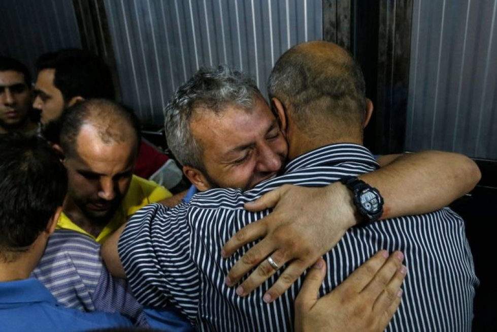 Gazan räjähdyksen uhrien omaiset surivat tiistai-iltana. Lehtikuva/AFP