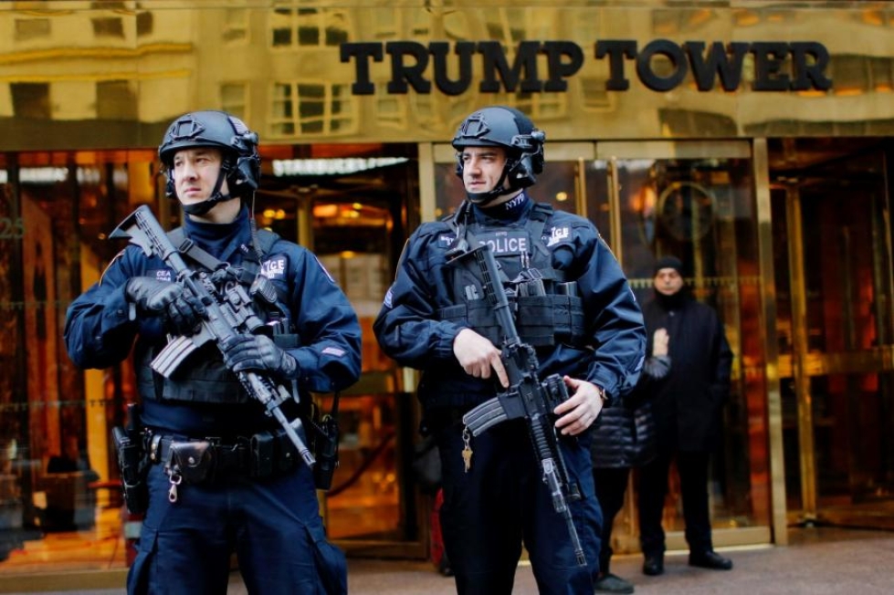 New Yorkin poliisi vartioi Trump Towerin edustalla. LEHTIKUVA/AFP