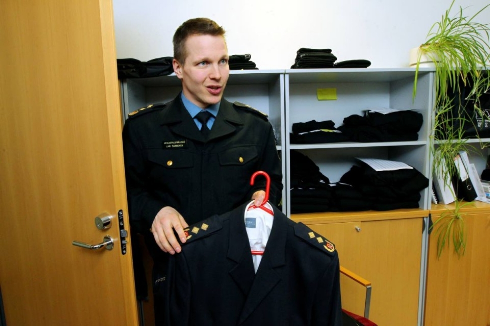 Apulaispalopäällikkö Lari Parkkisella on kolme erilaista virkapukukokonaisuutta: asemapalveluspuku, toimistoasu (kuvassa päällä) sekä juhlapuku.