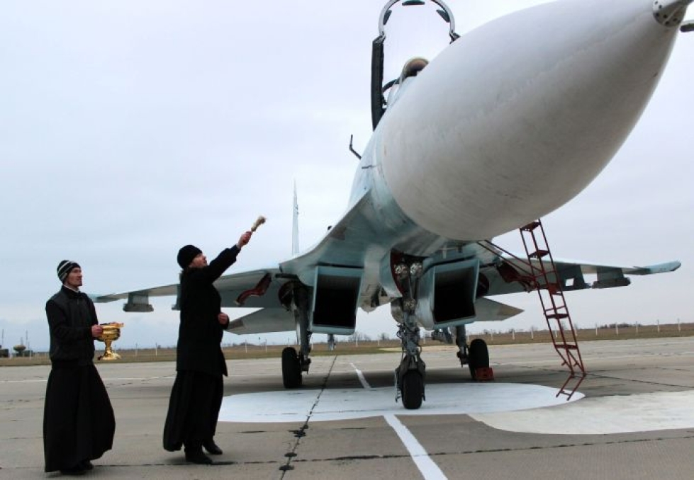 Venäjän ortodoksikirkon mukaan pyhää vettä voidaan yhä pirskotella muun muassa lentokoneiden ja laivojen päälle, joita käytetään sotilaiden kuljetuksessa. LEHTIKUVA/AFP