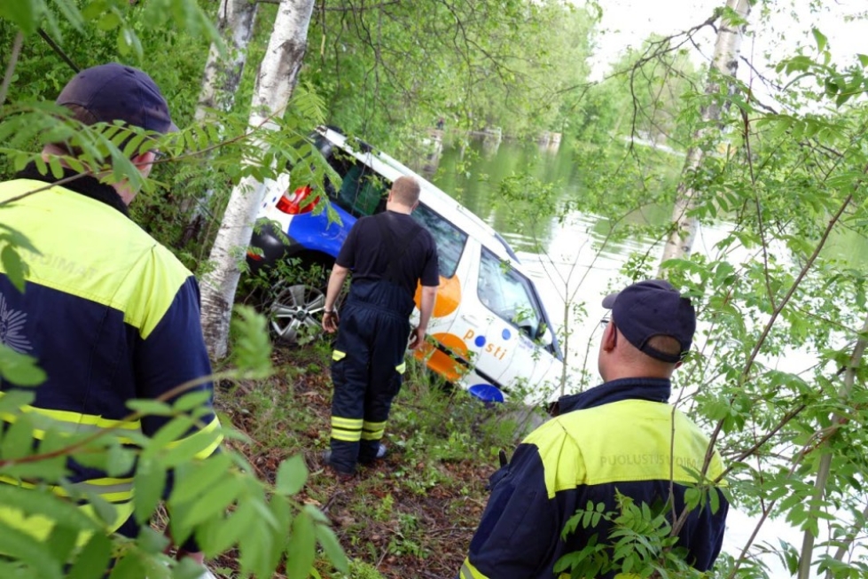 Pelastuslaitoksen ja Puolustusvoimien pelastajat nostivat auton lammesta yhteisvoimin Nurmeksen Porokylässä.