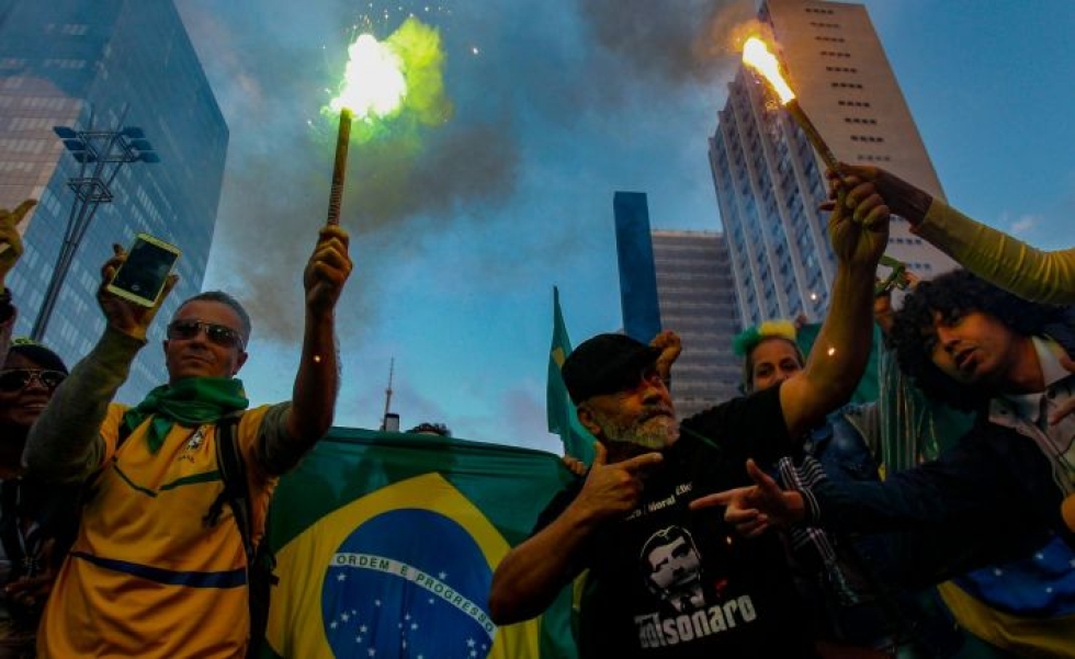 Bolsonaron kannattajia kokoontui sunnuntaina kadulle Rio de Janeirossa. LEHTIKUVA/AFP