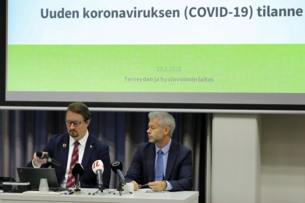 THL:n johtaja Mika Salminen (vas) ja ylilääkäri Taneli Puumalainen kertoivat koronaviruksesta THL:n tilannekatsauksessa.