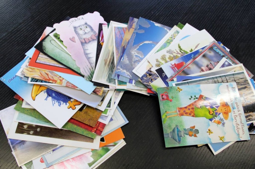 Lintuvisan myötä Karjalaisen toimitukseen on saapunut harvinaisen paljon perinteisiä postikortteja.