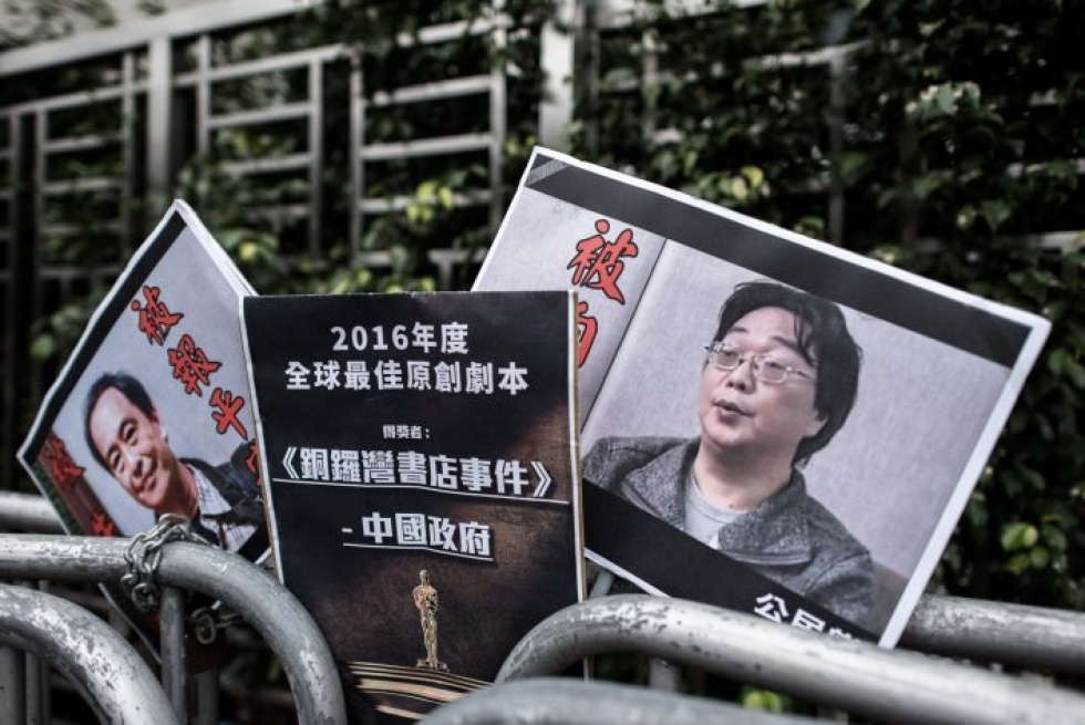 Hongkongissa osoitettiin vuonna 2016 mieltä kateissa olleen kirjakauppias Gui Minhain (oik.) olinpaikan selvittämiseksi. Vasemmanpuoleisessa kuvassa on kirjakauppias Lee Bo, joka oli niin ikään kateissa. LEHTIKUVA / AFP