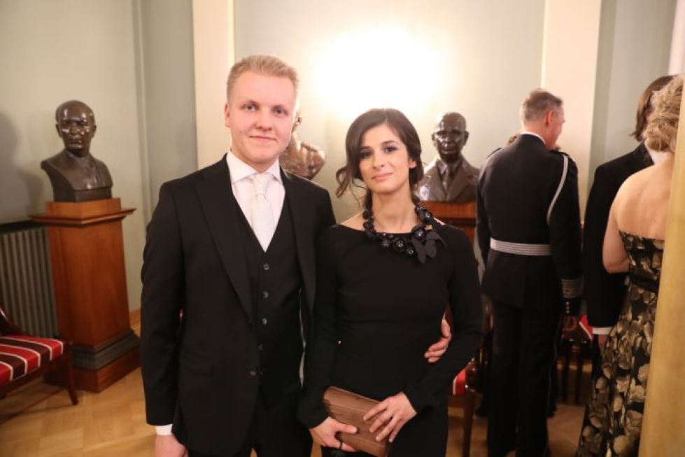 Outokumpulaislähtöinen muotoilija Antrei Hartikainen ja hänen puolisonsa Beatriz Alonzo Linnan juhlissa.