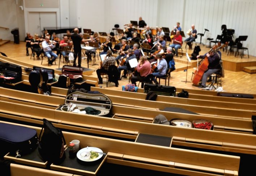 Joensuun kaupunginorkesteri harjoituksissa.