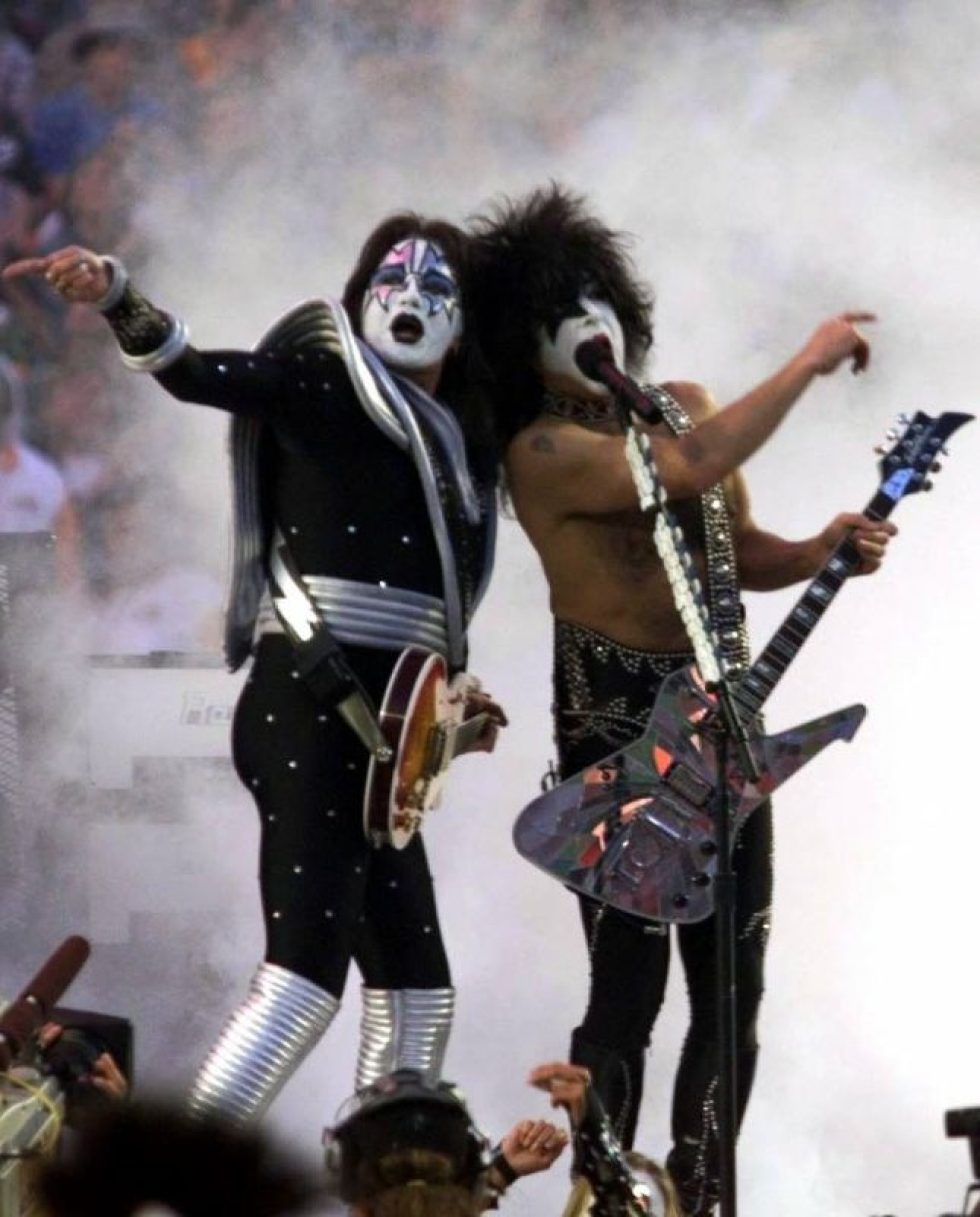 Ace Frehley (vas.) soitti uudelleen yhteen palanneessa Kississä vuosituhannen vaihteen molemmin puolin. Kuva Super Bowl -keikalta Amerikasta vuodelta 1998.