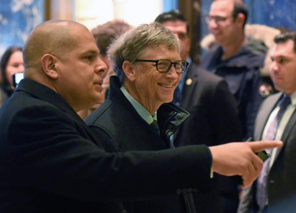 Bill Gates (keskellä) on käyttänyt mittavaa omaisuuttaan muun muassa maailmanlaajuisten terveyshankkeiden edistämiseen.