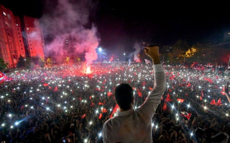 Tänään on demokratian ja Istanbulin juhla, sanoi Ekrem Imamoglu virkaanastujaisissaan. LEHTIKUVA / AFP