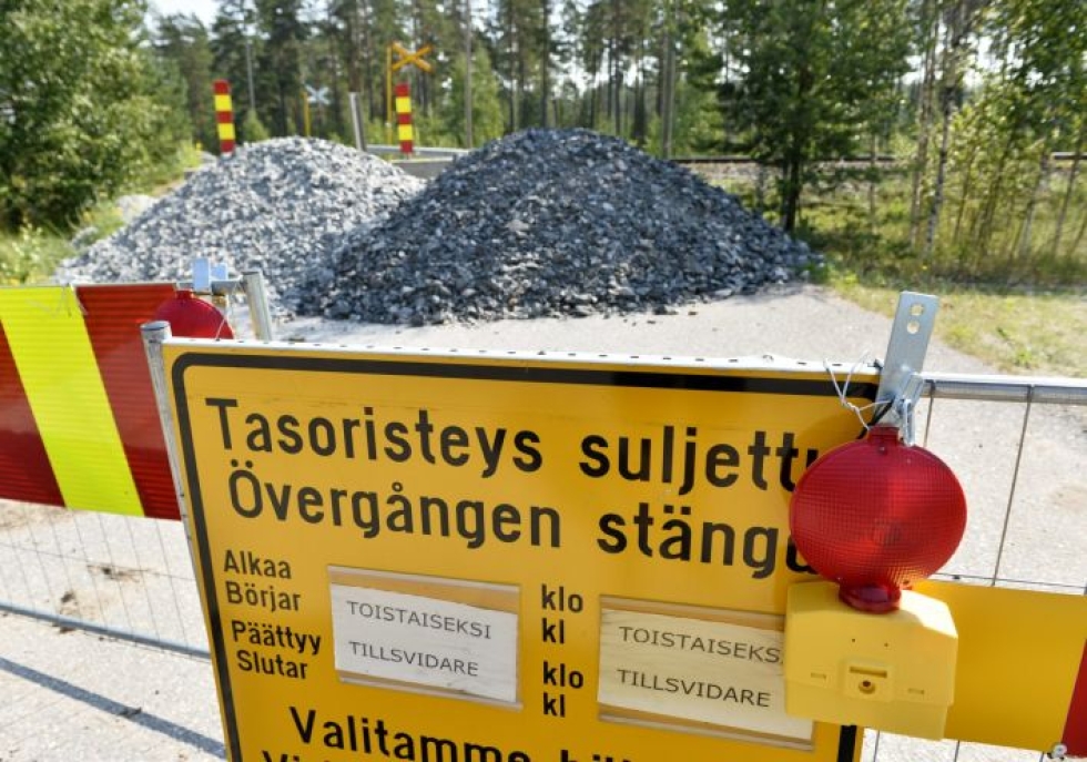 Puolustusvoimien maastokuorma-auto oli ylittämässä vartioimatonta tasoristeystä Raaseporin Skogbyssä, kun se ajoi VR:n kiskobussin eteen. LEHTIKUVA / Onni Ojala