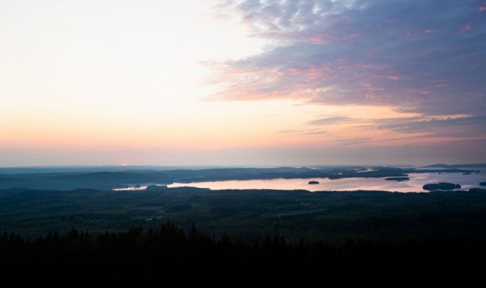 Räsävaaran näköalatornista Kolilla avautuu iltaisin kaunis maisema Pielisen suuntaan.