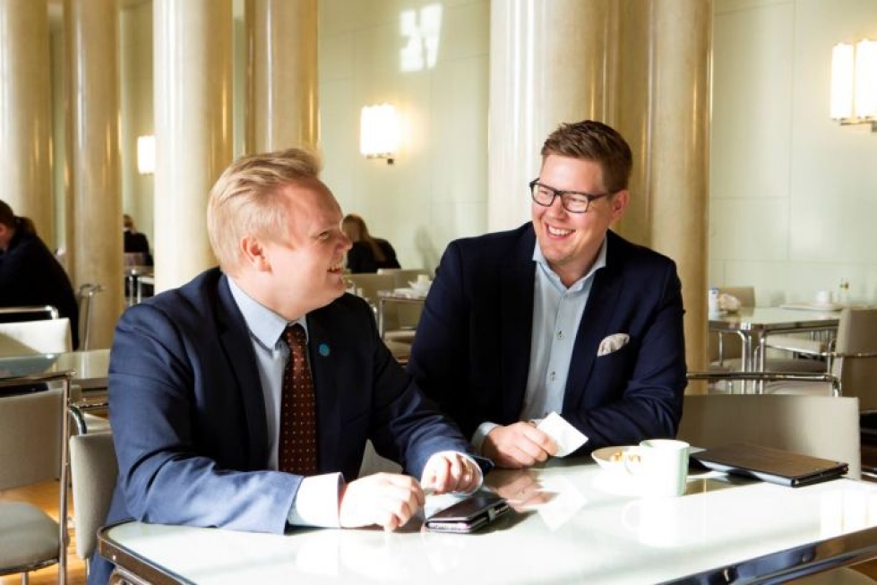 Keskustan ja SDP:n ryhmäjohtajilla,  Antti Kurvisella (vas.) ja Antti Lindtmanilla, on hymy herkässä, vaikka miehet saattavat joutua ratkomaan hallituspuolueiden pulmia päivittäin.