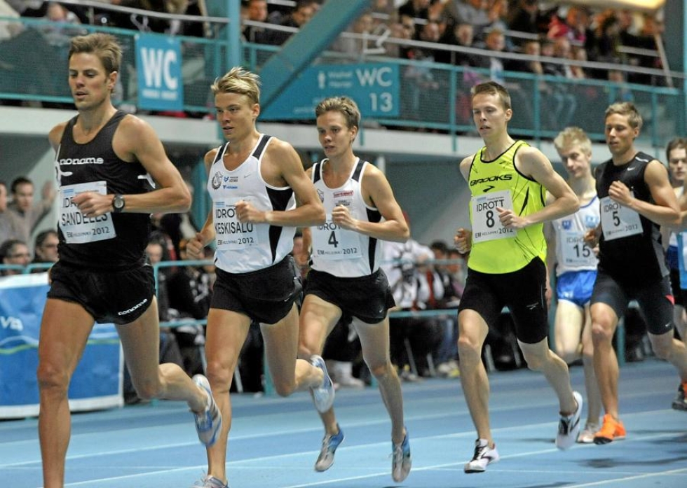 Tiistaina kolmanneksi Vaasassa jäänyt Jukka Keskisalo (toisena) edustaa Suomea hallimaaottelussa 3000 metrin juoksussa.