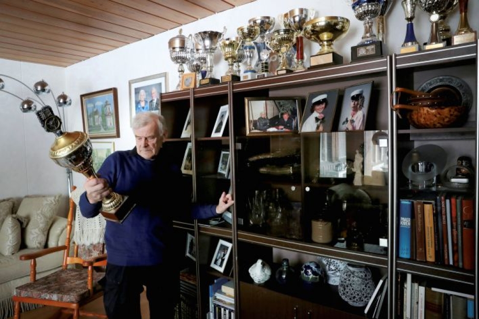 Honkalammella asuvalla Unto Kontrolla, 72, riittää palkintoja ja muistoja autourheilun parista.