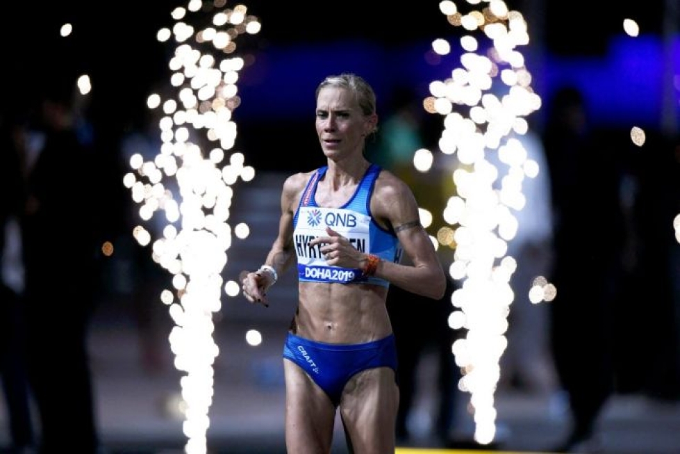Anne-Mari Hyryläinen MM-maratonin valoissa.