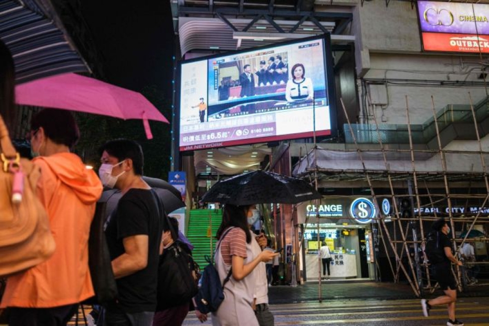 Kiina käsittelee kiistanalaista Hongkongin kansallisen turvallisuuden lakia vuosittaisessa politiikan suurtapahtumassaan. Asiaa seurataan uutislähetyksistä myös Hongkongin kaduilla. LEHTIKUVA/AFP