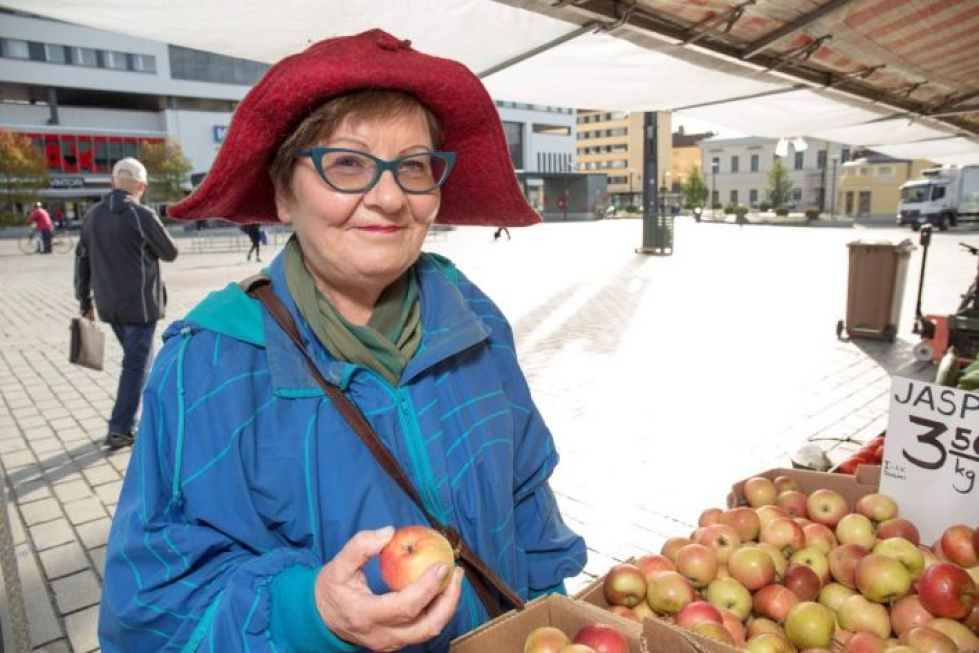 Tutkija Outi Nuutinen suosii itsekin hedelmiä, marjoja, vihanneksia, kalaa ja muita hyvän rasvan lähteitä sekä täysjyvätuotteita.