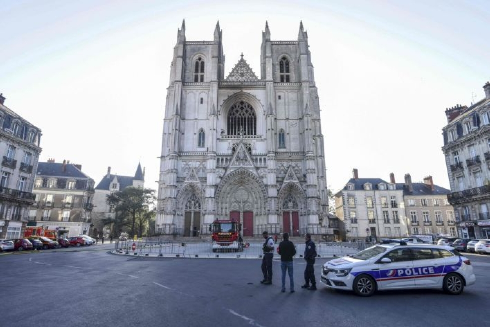 Nantesissa sijaitsevan Pietarin ja Paavalin katedraalin tulipaloa tutkitaan mahdollisena tuhopolttona. Lehtikuva/AFP