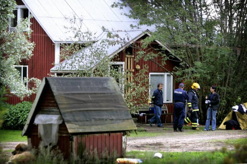 Kolmesta taposta epäillyn miehen kotitalossa oli tulipalo vuonna 2007. Mies pakeni poliisia metsään syystä, joka ei koskaan selvinnyt.