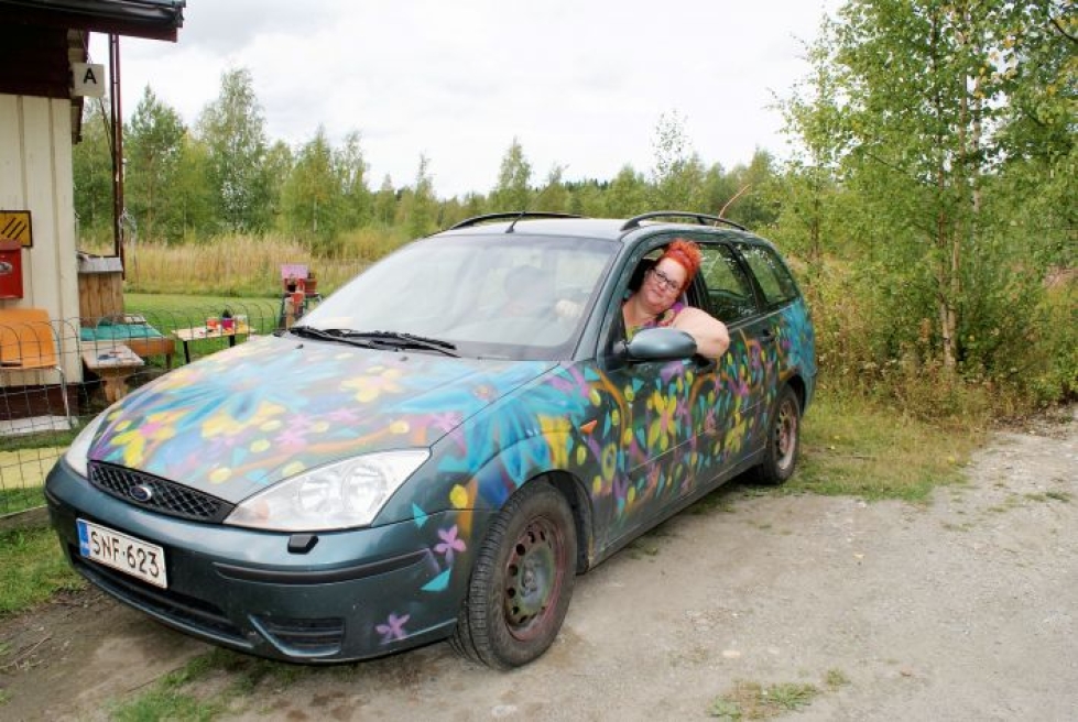 Margit Vinkki on tuunannut autonsakin värikkääksi.