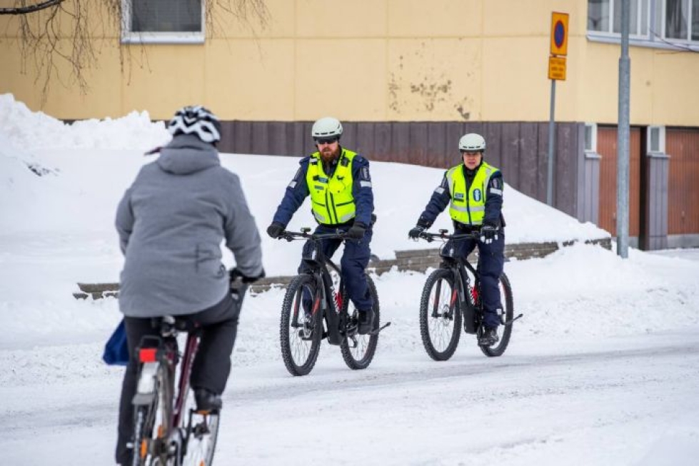 Jani Pulkkinen ja Kati Juntunen tekivät keskiviikkona ensimmäisen työpäivänsä polkupyöräpoliiseina.
