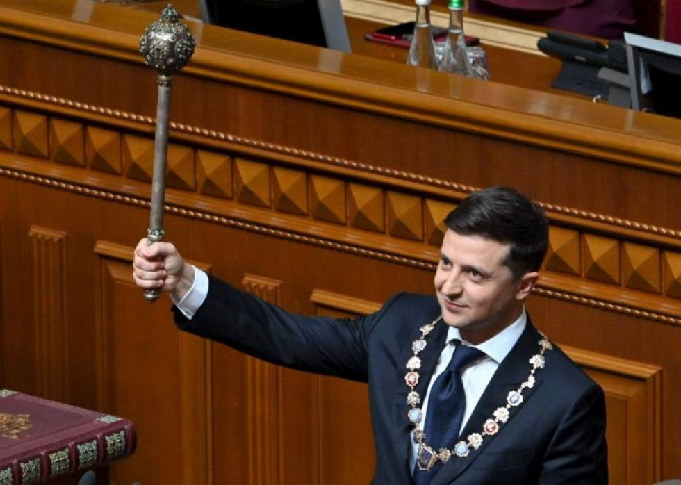 Volodymyr Zelenskyi joutui kannattelemaan virkaanastujaisissaan presidentin valta-asemaa symboloivaa bulava-valtikkaa.