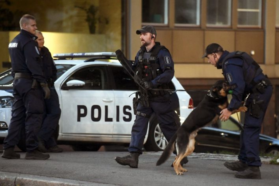Helsingin poliisi kertoo, että vuonna 1994 syntynyt mies oli näpelöinyt ladattua pienikaliiberista asetta taskussaan, jolloin se oli lauennut. LEHTIKUVA / Vesa Moilanen