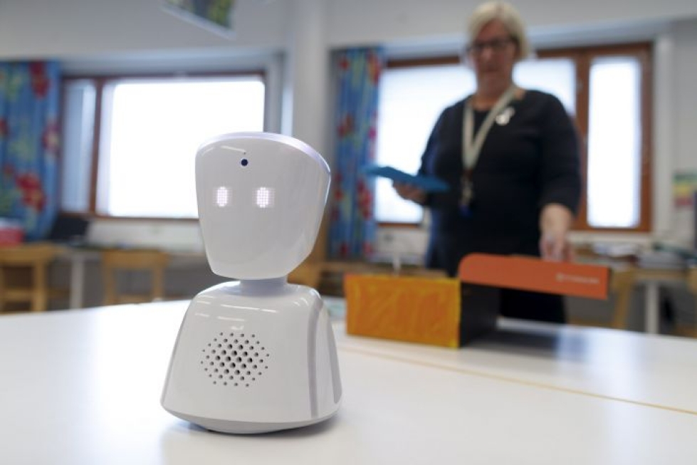 Opetusympäristöön sijoitettu robotti välittää videokuvaa kotona tai sairaalassa olevan oppilaan tablettitietokoneelle. LEHTIKUVA / Kalle Parkkinen
