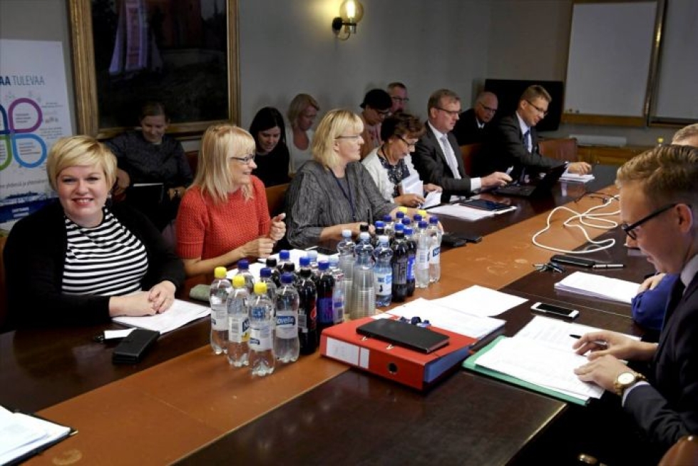 Perhe- ja peruspalveluministeri Annika Saarikko (kesk., vasemmalla) ja sosiaali- ja terveysministeri Pirkko Mattila (sin., 3. vasemmalta) ehdottavat ministereiden salkkujaon uusimista.