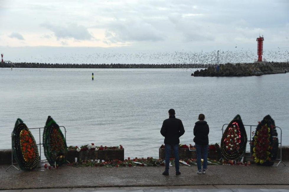 Sotshin rantapromenadille on tuotu kukkia koneturmassa kuolleiden muistoksi. LEHTIKUVA/AFP