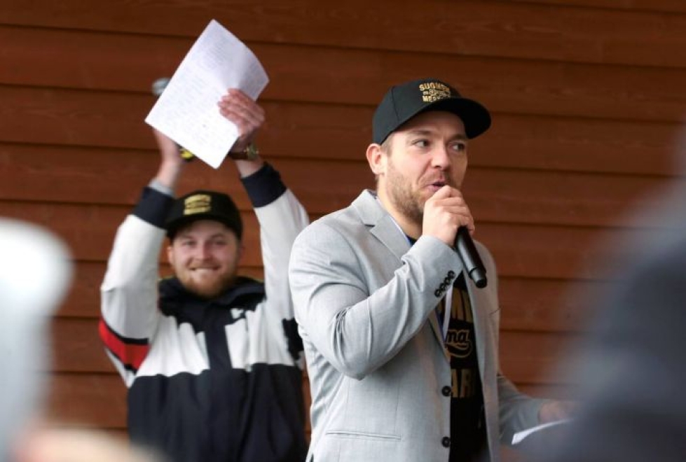 Juha Puhtimäki otti viime viikonlopun mestaruusjuhlissa ilon irti laulamalla.