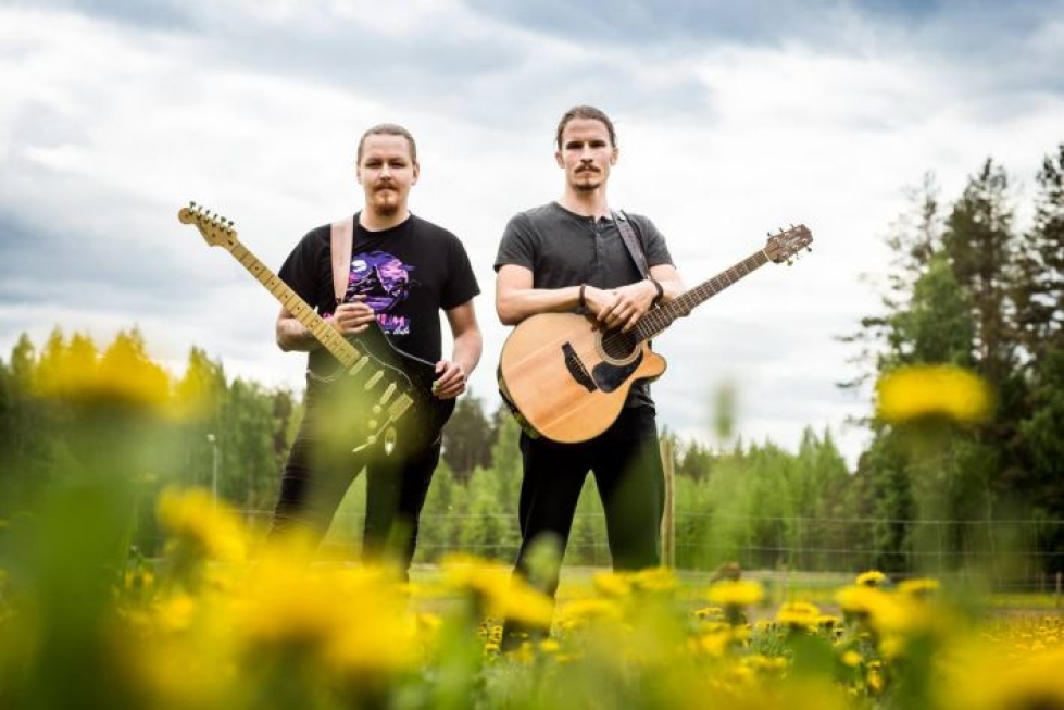 Stonehills-yhtyeen Samuli Hellman (vas.) ja Veli Kivimäki kitaroineen.