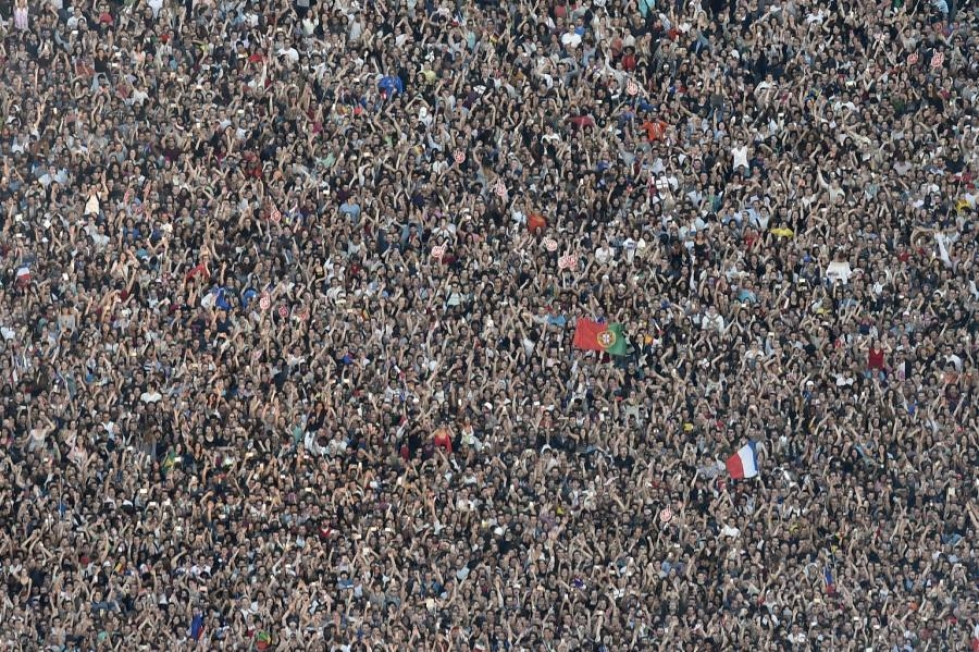 Tuhansia ihmisiä kerääntyi seuraamaan jalkapallon EM-kisojen avajaiskonserttia Pariisissa. LEHTIKUVA/AFP