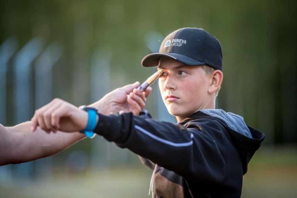 Vasta 12-vuotiaan Topi Parviaisen tekniikka on nuoresta iästä huolimatta hienoa katsottavaa. Ennätysheitto oli myös 13-vuotiaiden poikien uusi SE-tulos.