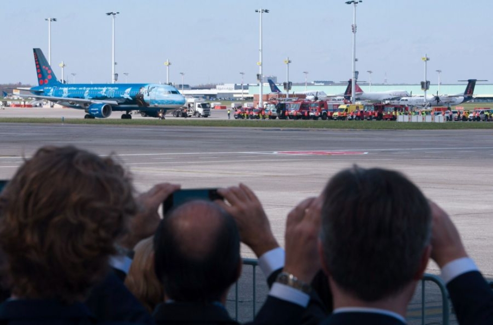 Ihmiset ottivat kuvia ensimmäisestä lennosta, joka lähti Zaventemin lentokentältä iltapäivällä. LEHTIKUVA/AFP