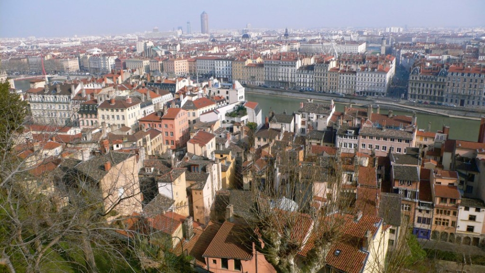 Kukkuloilta avautuu näkymä Lyonin keskustaan.
