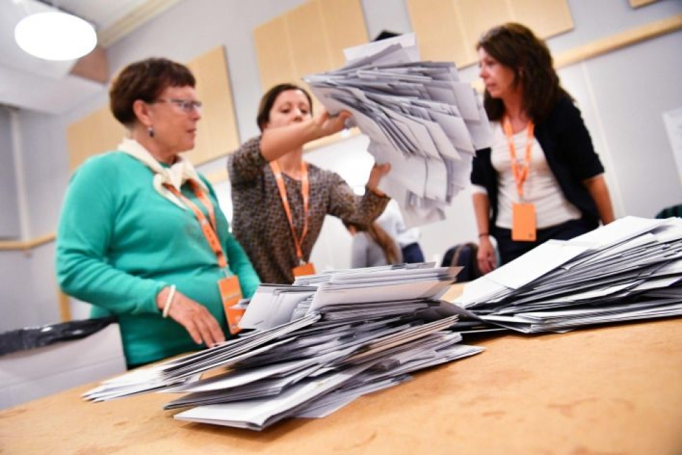 Ruotsissa 38 prosenttia äänestäjistä päätti vasta sunnuntaina tai vaaleja edeltävän viikon aikana miten äänestää valtiopäivävaaleissa. LEHTIKUVA / AFP