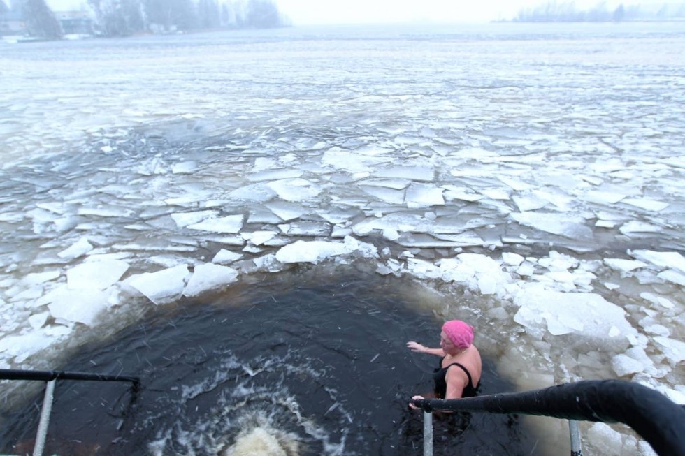 15 vuotta avantouintia harrastanut Eija Koistinen uskaltautui kastautumaan jäälauttojen keskelle.
