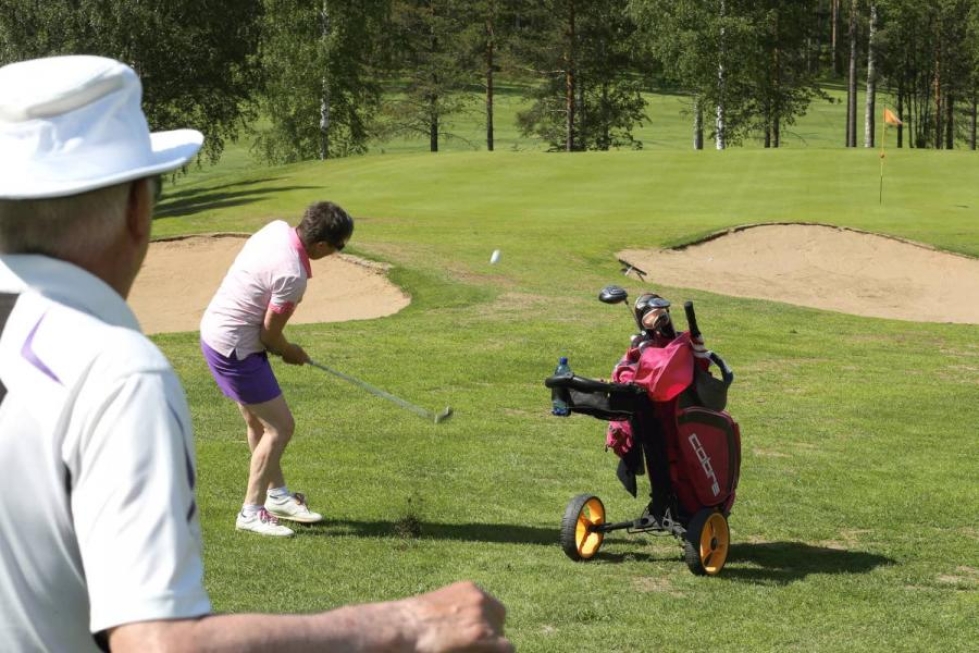Karelia Golfin monipuolinen toiminta poiki lauantaina hienon tunnustuksen. Kuvassa Väinö Sahlman seuraa, kun Leena Westman antaa pallolle kyytiä.